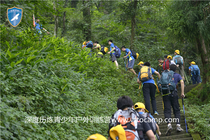 峨眉山跋山涉水