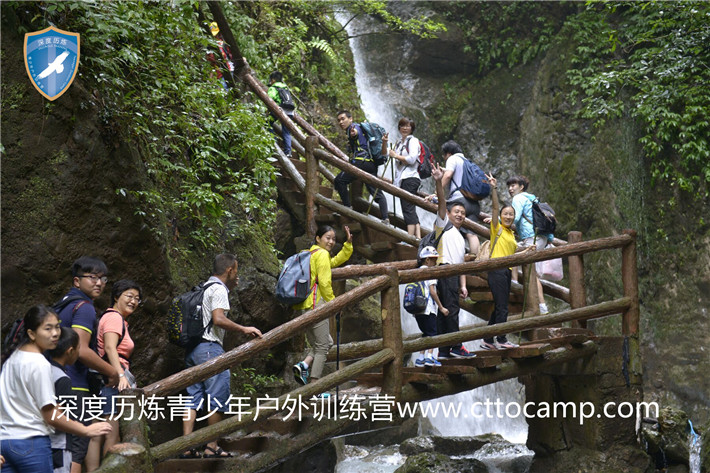 峨眉山集山水人合一