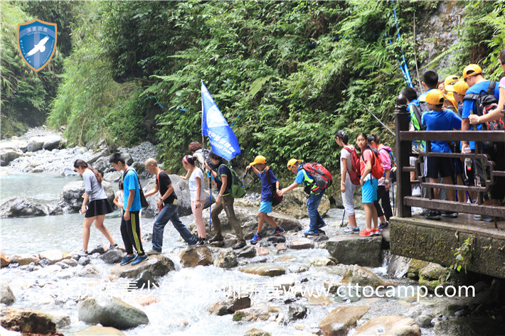 峨眉山穿越潺潺流水